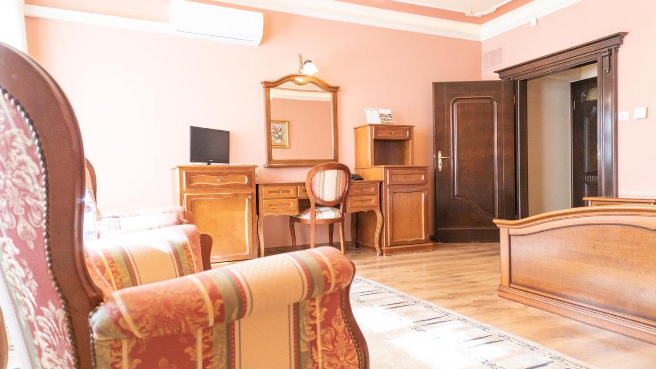 Hotel Dworek Leśniczówka Wodzislaw Slaski Exterior foto